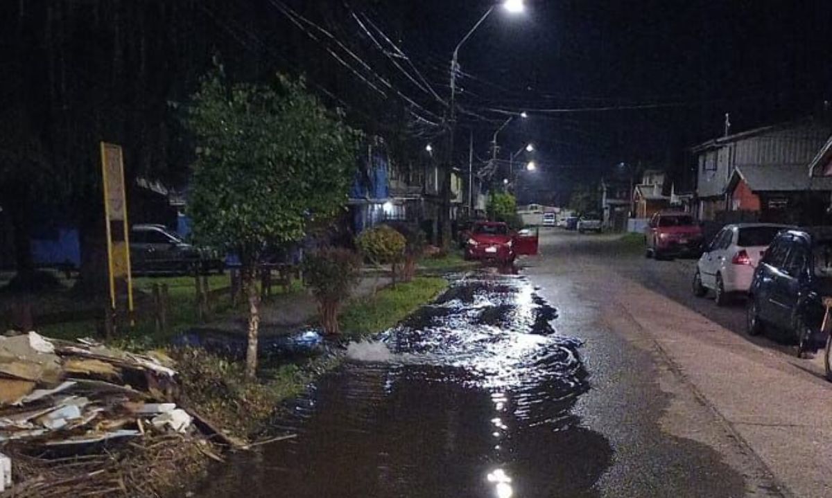 Aguas Décima atiende emergencia en población Valparaíso