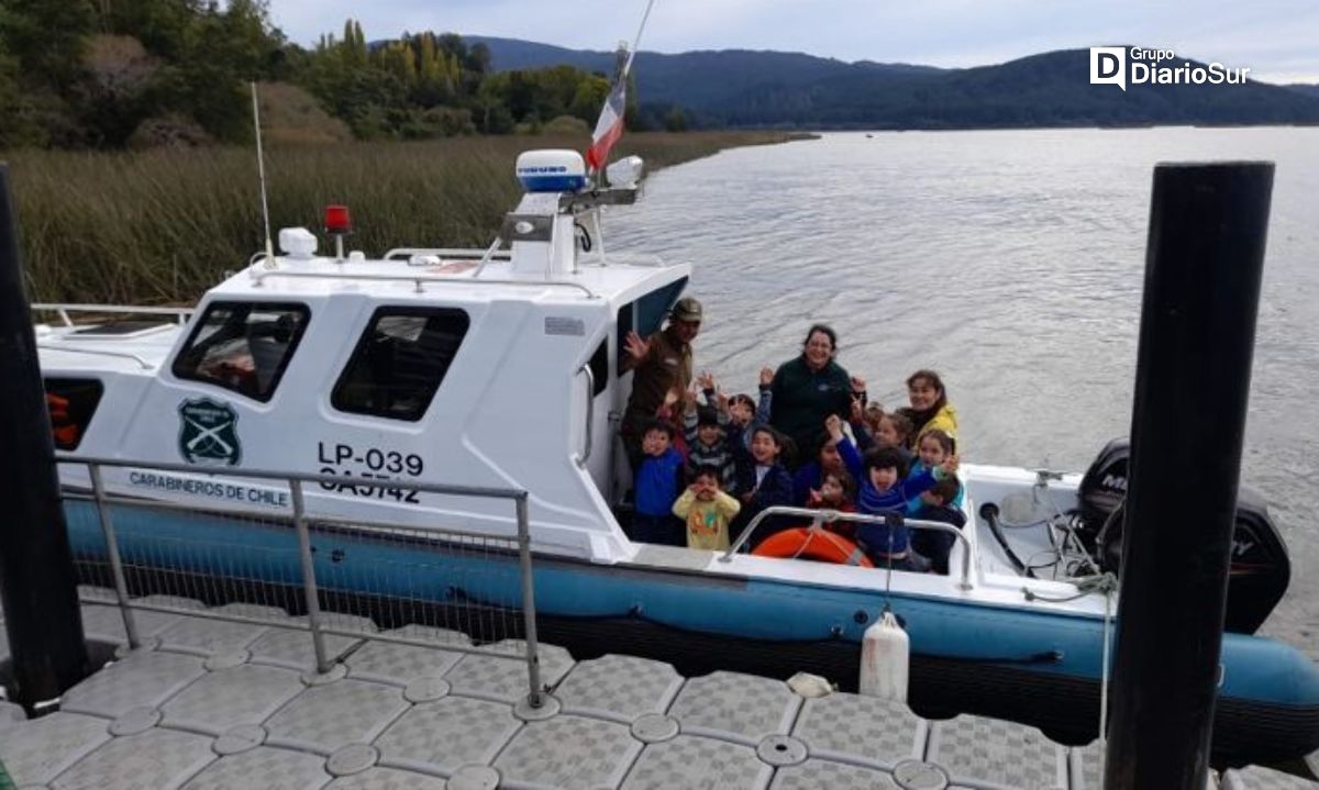 Niños y niñas de jardín de Punucapa compartieron con Carabineros