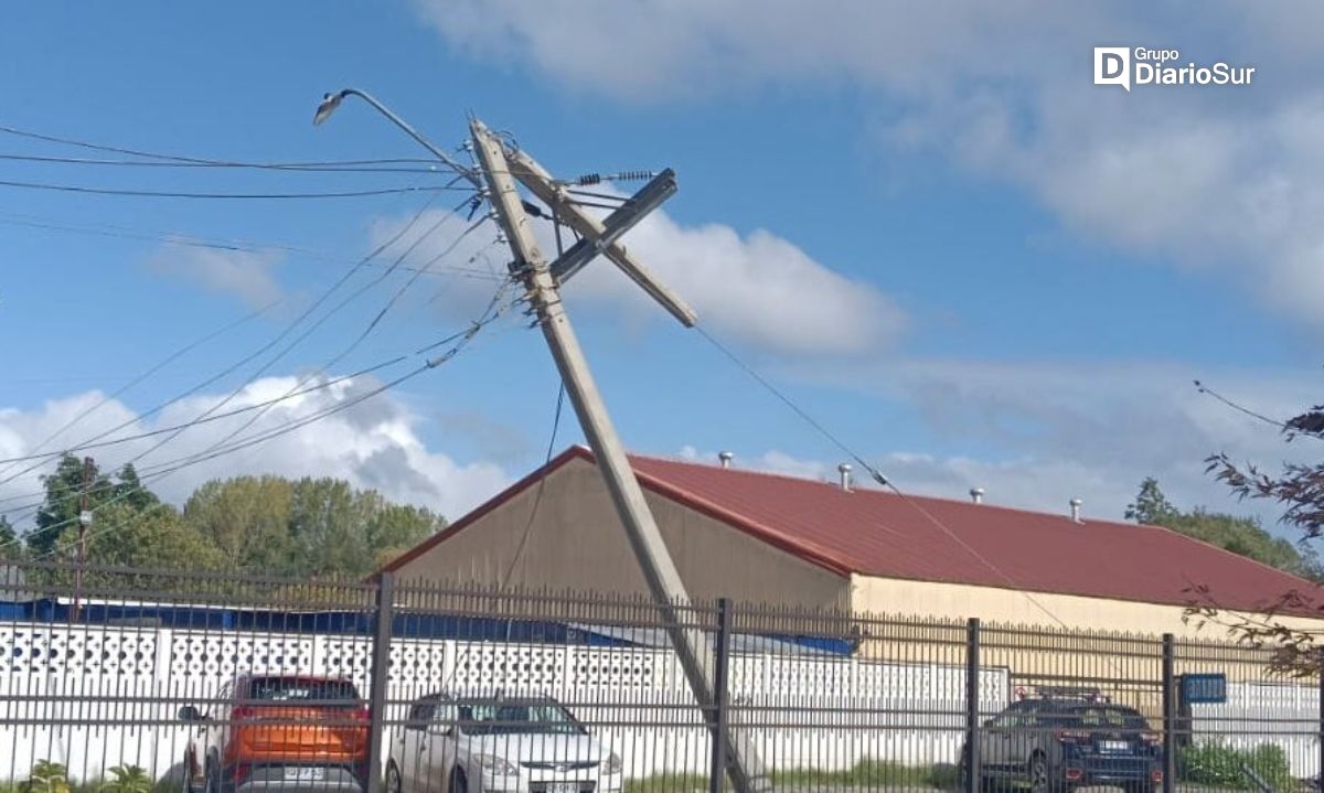 Camión pasó a llevar cables de tendido eléctrico en Valdivia