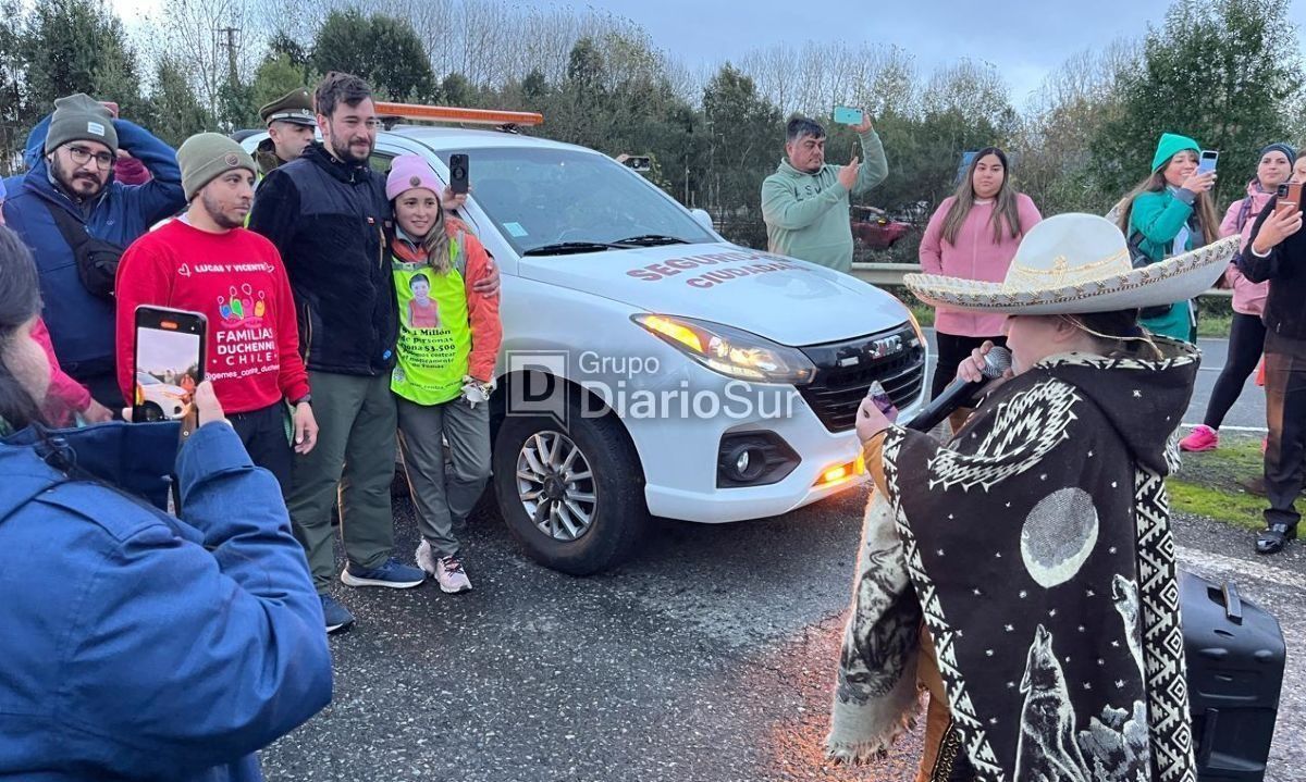 Con himno de los niños Paillaco recibe a Camila y Marcos en su cruzada por Tomás contra Duchenne