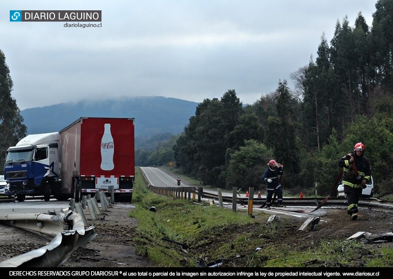 Camión chocó barreras de contención y terminó en el eje contrario de la ruta 5 sur