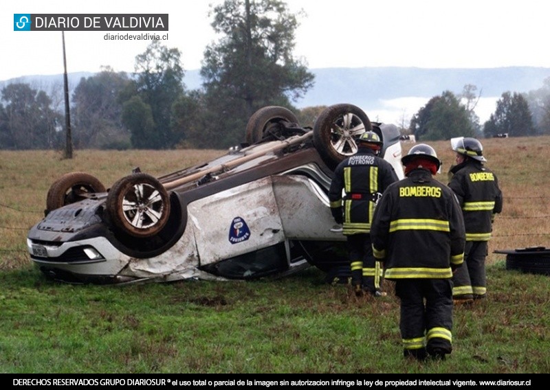 Carlos Guarda volcó al esquivar un tractor con coloso que transitaba sin luces por la carretera