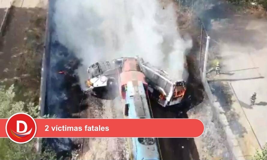 Tren de carga colisionó con minibus de pasajeros en Cabrero, 8va región