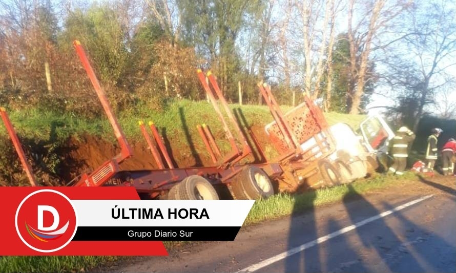 Habría lesionados: colisión de camión con vehículo menor en La Unión