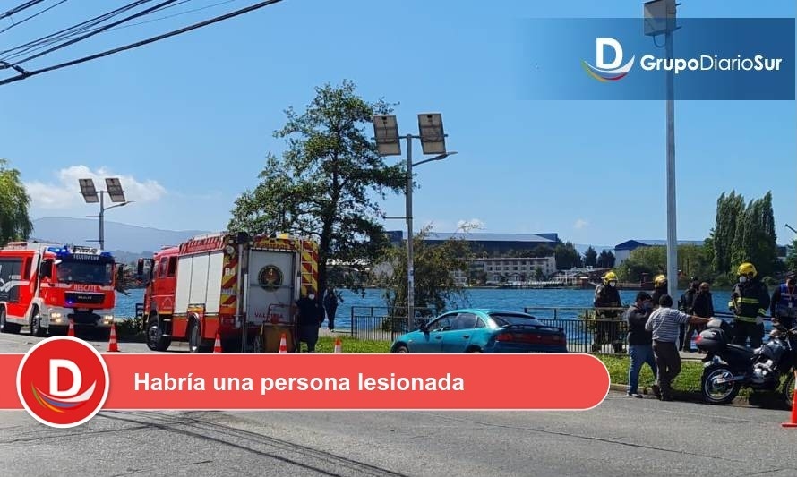Reportan colisión entre vehículo y motocicleta en costanera de Valdivia
