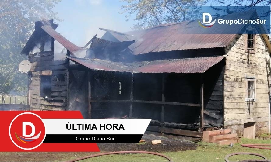 Río Bueno: incendio consumió caserón en su totalidad 