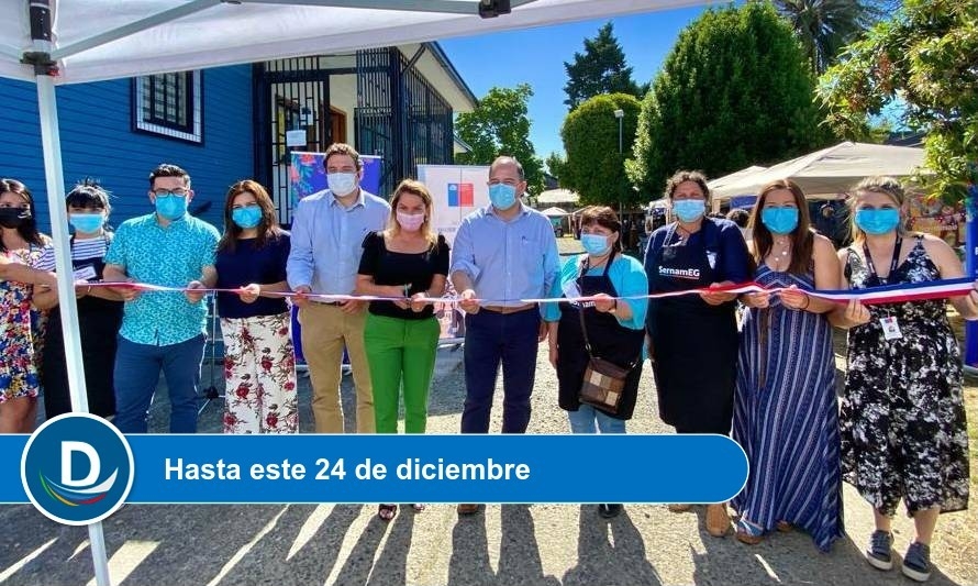 Emprendedoras de Los Ríos exponen sus productos en Dirección Regional del SernamEG