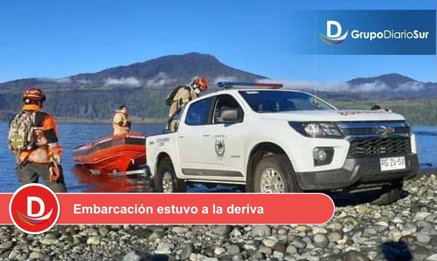 Futrono: Lancha con dos personas es remolcada a orilla de lago