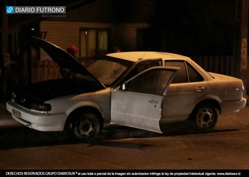 Condujo su auto en llamas por más 30 metros y logró estacionarlo para sofocar el fuego