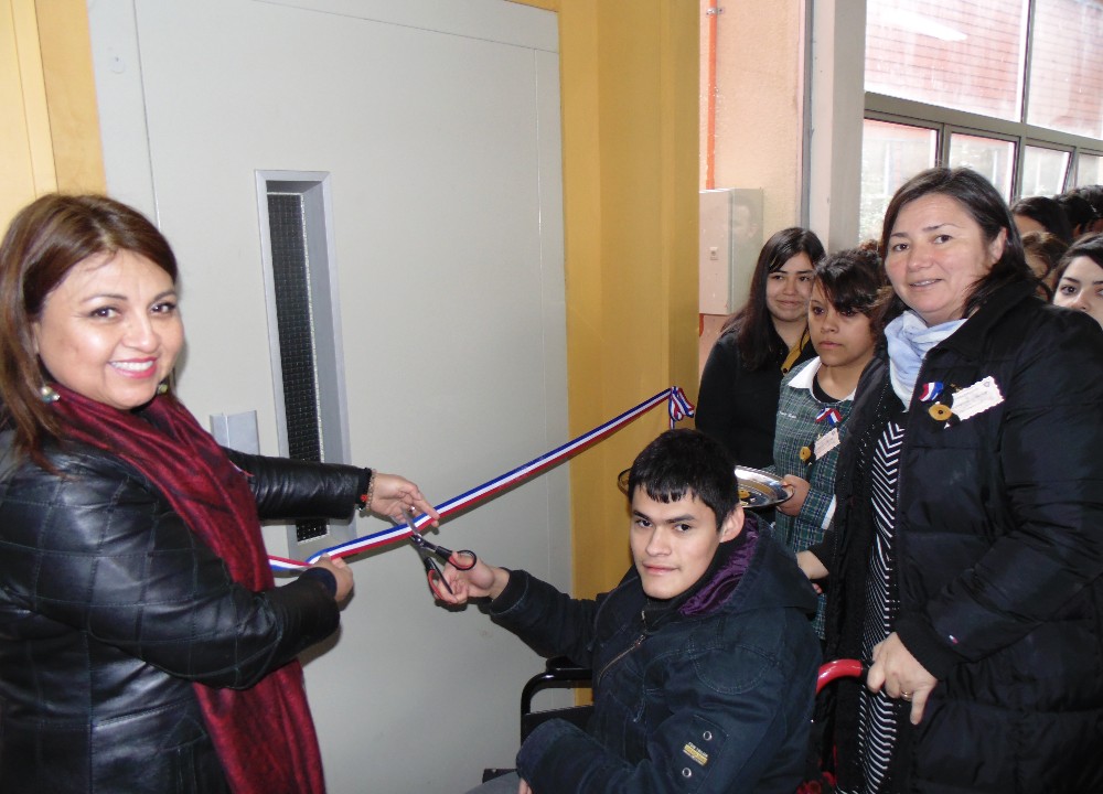  Liceo de Paillaco inauguró multicancha techada y el primer ascensor de la comuna