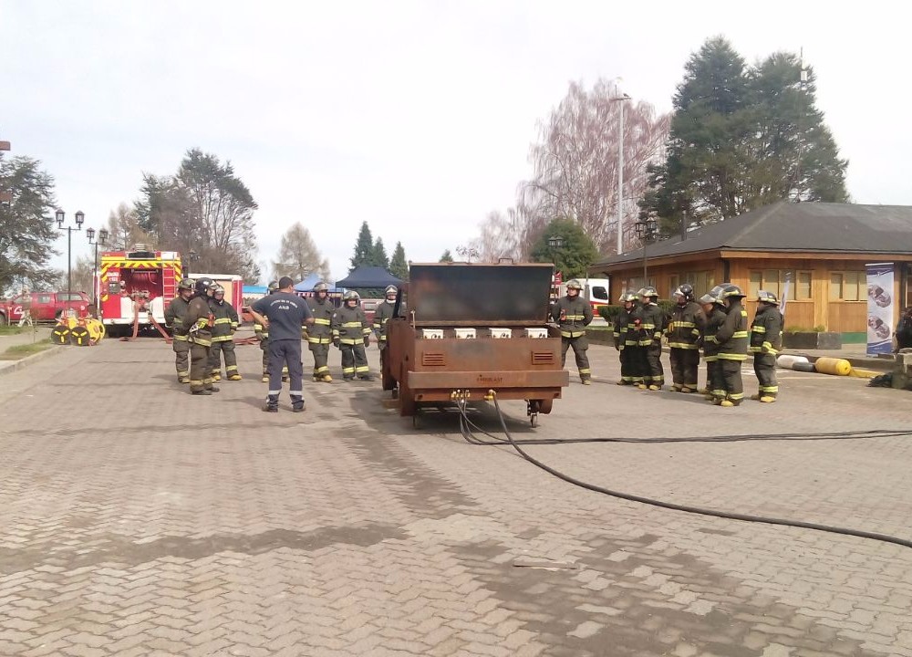 Bomberos de Futrono y Lago Ranco se capacitan en Control de Fuego en Vehículos