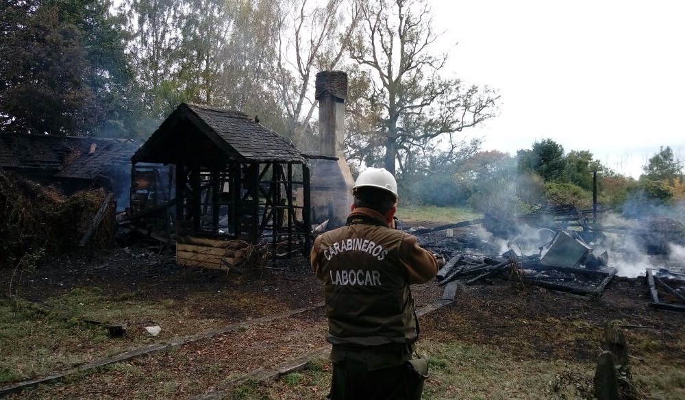 Labocar investigará incendio que consumió una casa patronal en Lago Ranco