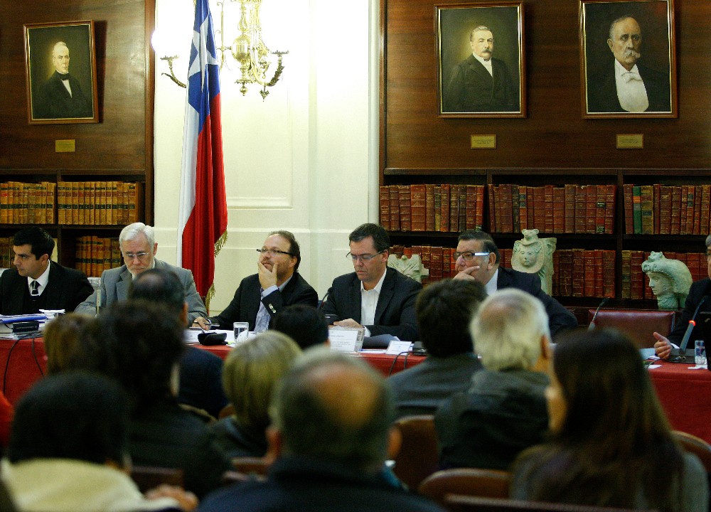 Dirigentes de agrupaciones de Agua Potable Rural participaron en sesión de la Comisión de Obras Públicas del Senado