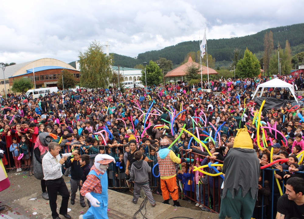 Cachureos hizo bailar a más de tres mil escolares en Los Lagos