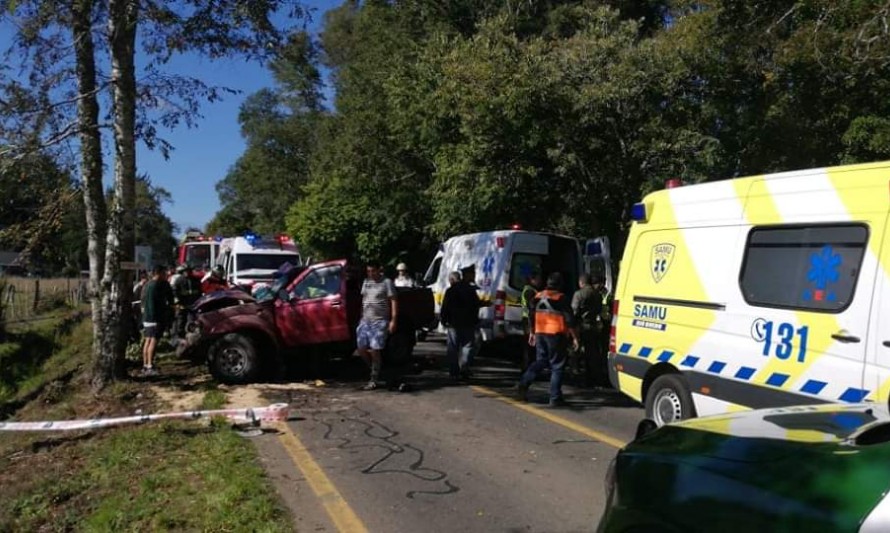 Bomberos de Lago Ranco y Río Bueno trabajan en accidente vehicular 