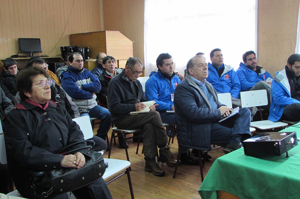 Vecinos de Curiñanco y diputado Berger compartieron posibilidad de mejorar camino interior a la costa