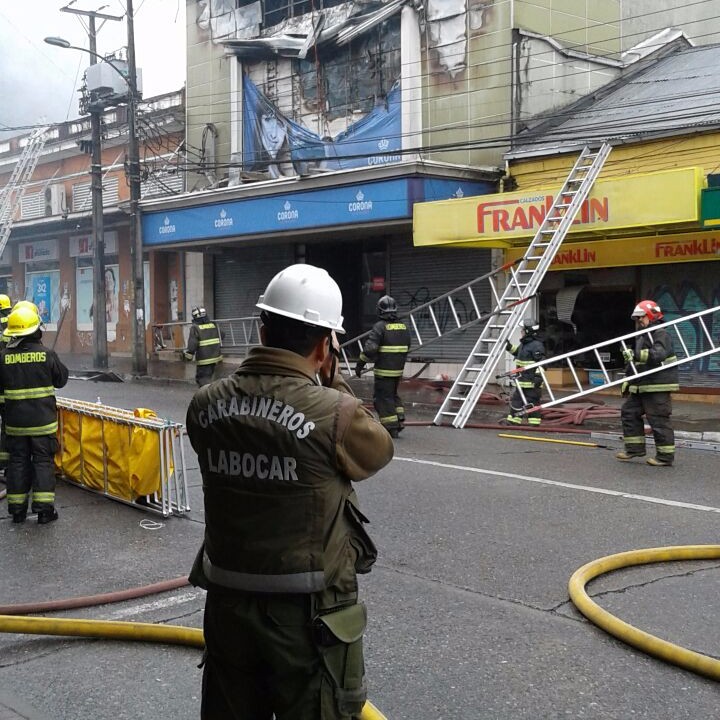 Labocar Valdivia investigará incendio que destruyó más de un 90% de multitienda Corona