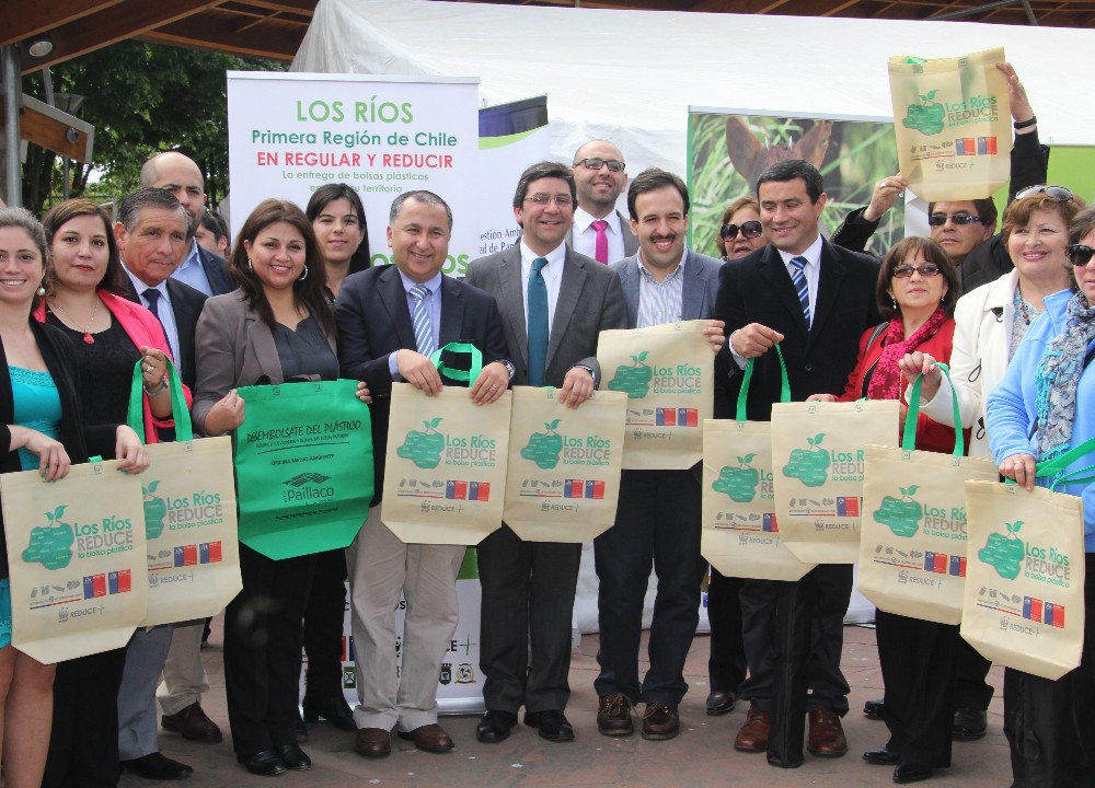 En Paillaco se firmó protocolo que busca reducir el uso de bolsas plásticas en Los Ríos