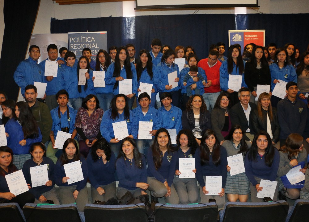 Más de 120 estudiantes de la región fueron certificados por SERNATUR en Llifén